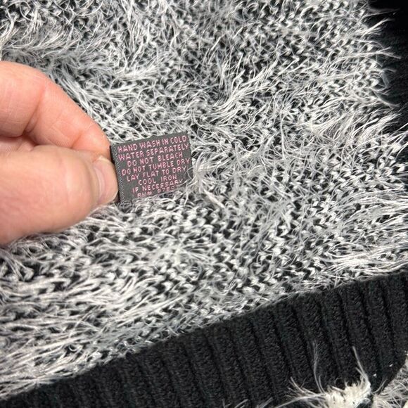 Metric Women’s Black & White Eyelash Sweater Size Large NEW - Picture 6 of 6